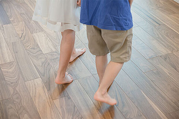 【ガス温水式床暖房】家族に優しい、ガス温水式床暖房。床暖房は床面を約26～30度に保ち、足元からじんわりと温まります。床に触れることで直に熱が伝わってくるため、足元の冷えが解消されます。※個人差があります。