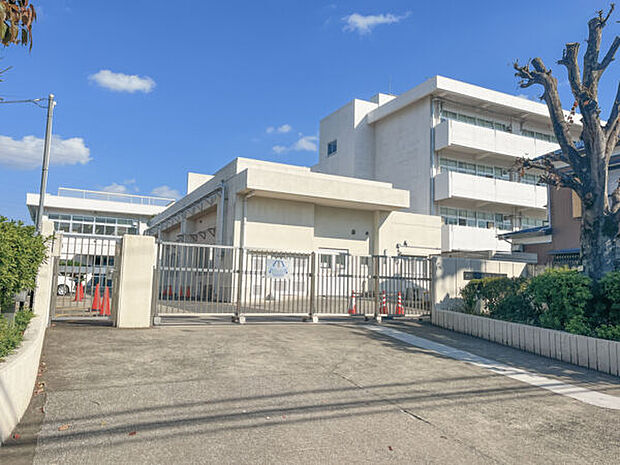 横浜市立新吉田第二小学校(約1,054m)