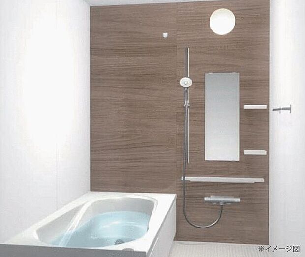 【バスルーム「AX」】日常の疲れを癒やすここちのよいユニットバス。お手入れが簡単になる工夫が凝らされているため、手間をかけずに清潔さを保てます。