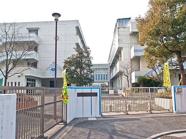 横浜市立根岸中学校(約578m)