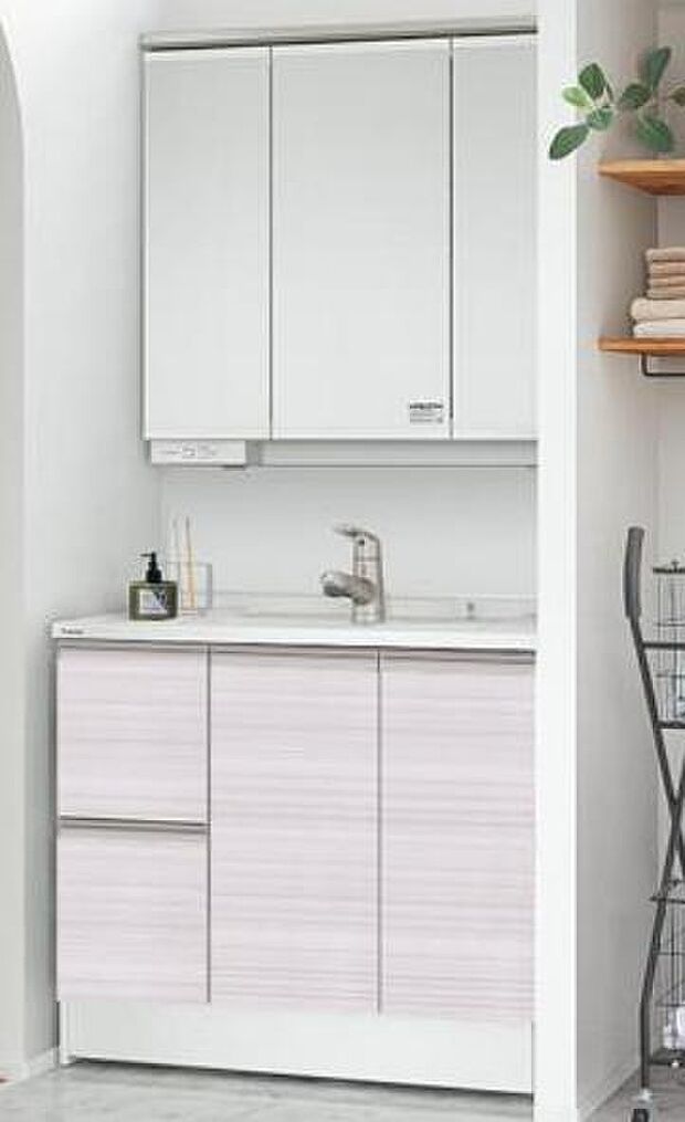 【洗面化粧台「シーライン」】水栓を引き出して使える、お掃除に便利な洗面化粧台。洗面台下には収納を備えています。