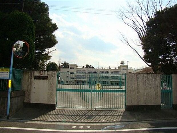 杉並区立久我山小学校（約880m）