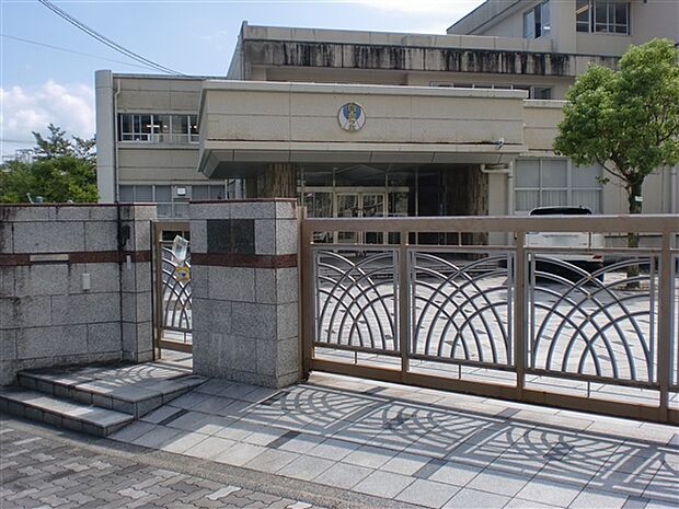 名古屋市立自由ケ丘小学校（約467m）