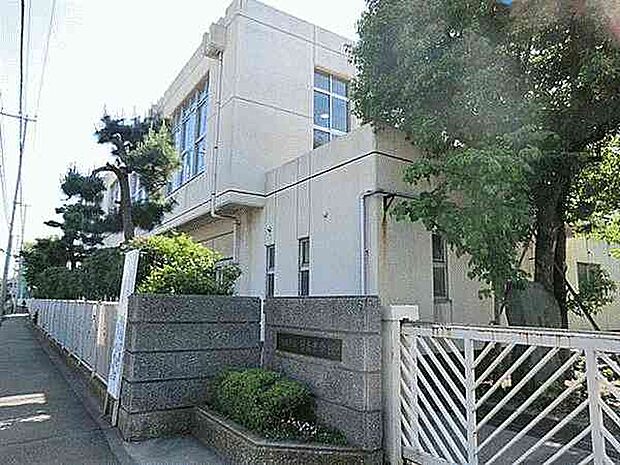 川崎市立日吉中学校（約105m）