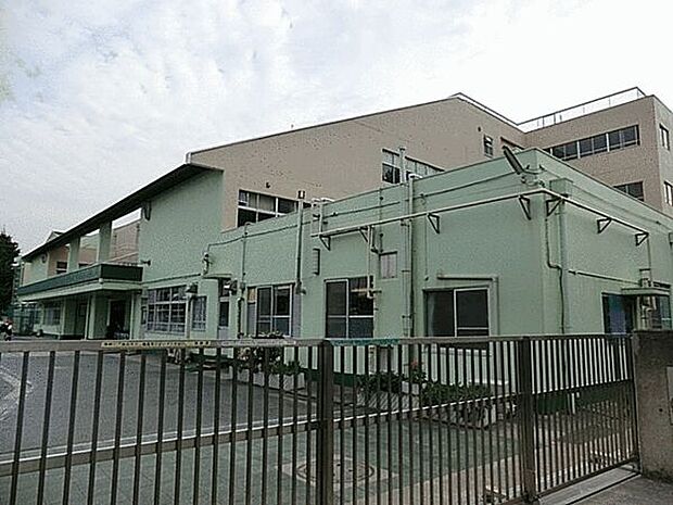 横浜市立磯子小学校（約583m）