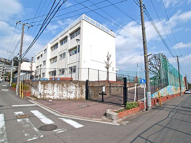 横浜市立岩崎小学校（約297m）