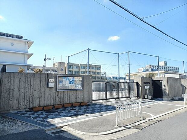 東大阪市立小阪中学校(約755m)