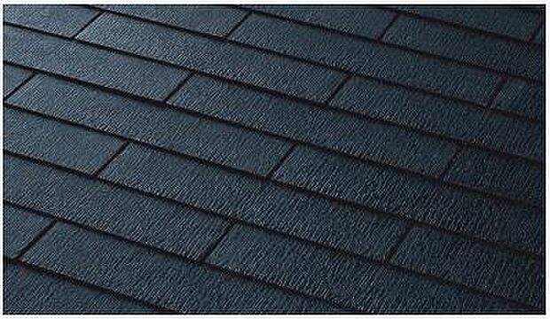 【屋根材「グリシェイドクァッド」】陶器瓦の1／2以下という軽さ。一枚一枚が4本の釘でしっかりと固定されているため、強風による飛散が防止できます。