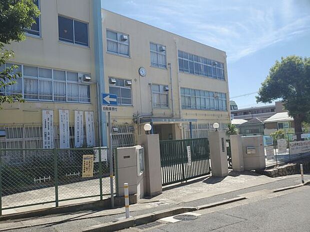 神戸市立上野中学校(約864m)