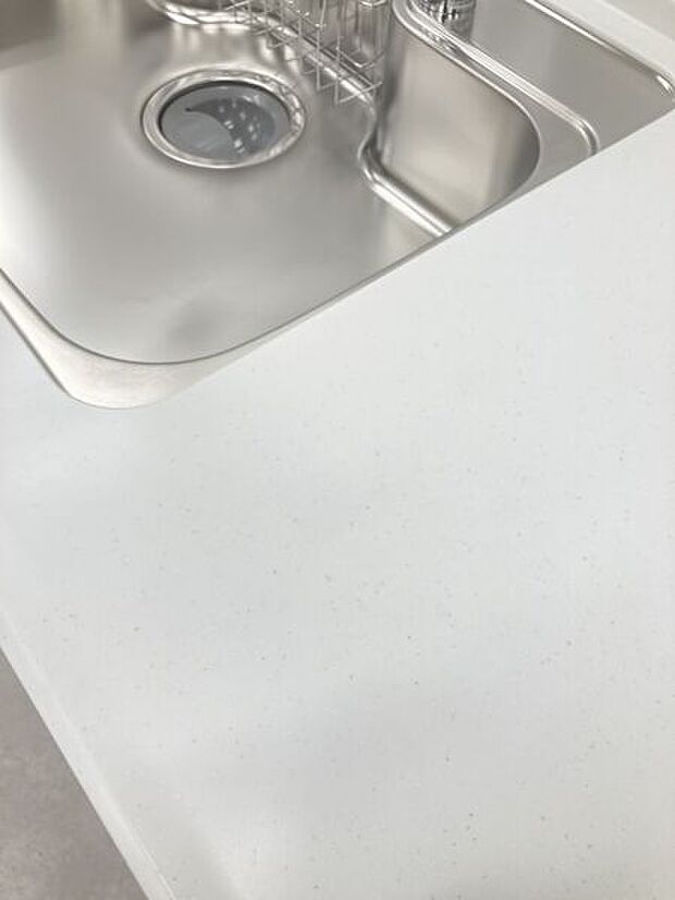 【暖房乾燥機付き換気扇】乾燥・換気・暖房・冷房ができる多機能機器。洗濯物を浴室内に干して乾かすことができます。カビやダニを防ぎ、室内の空気を清潔に保ちます。