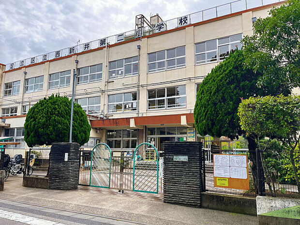 足立区立西新井第二小学校（約438m）