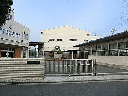 横浜市立泉が丘中学校 831m