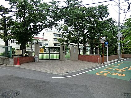 北区立滝野川第三小学校 690m