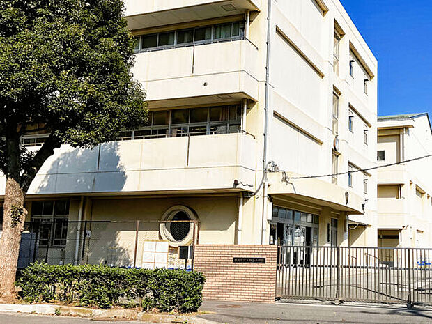 横浜市立下野谷小学校(約621m)