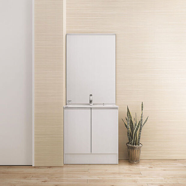 【屋根材「カラーベストコロニアルクァッド」】外観に馴染む横一文字葺きデザイン。重量は一般的な陶器瓦の1／2以下。建物全体の重心を低く抑えられ耐震性に優れます。トップコートは耐候性アクリルコート、その下に「2つの無機層」を設け色感をキープします。