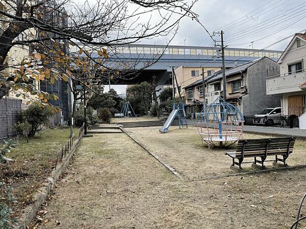 出屋敷西公園（約924m）