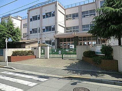 足立区立六木小学校 424m
