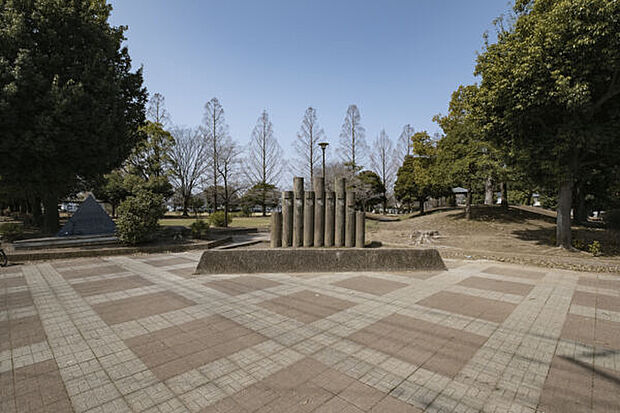 西藤中央公園(約528m)