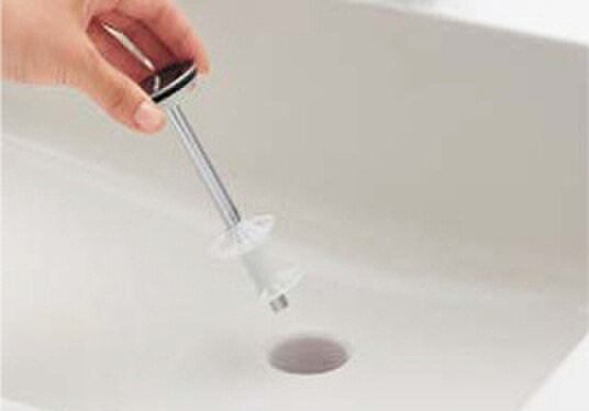 【ガス温水床暖房】足元から部屋全体を暖めるガス式温水床暖房はスイッチONから約30分で暖かくなります。電気式に対し床面温度が比較的均一に温まります。温度差によって放熱するので放熱量は小さく低温やけどの心配も少ないです。