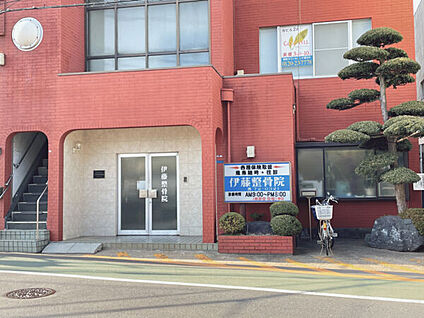 伊藤整骨院 789m