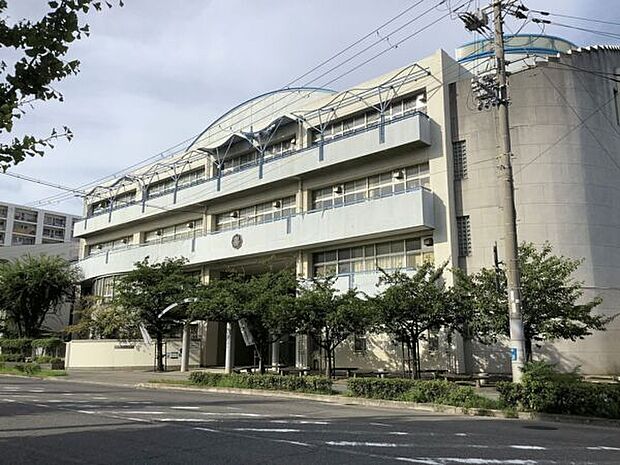 神戸市立魚崎中学校(約624m)