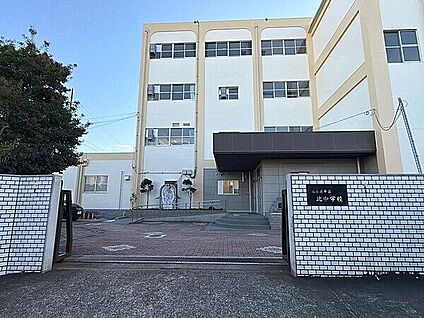 名古屋市立北中学校 824m