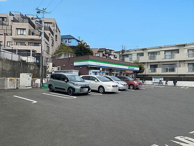 ファミリーマート 六ッ川二丁目店（約370m）