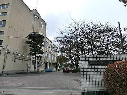 横浜市立六ツ川中学校 992m