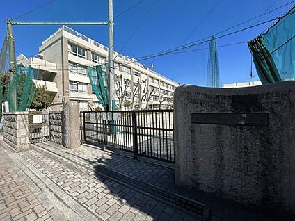 葛飾区立上平井中学校 935m