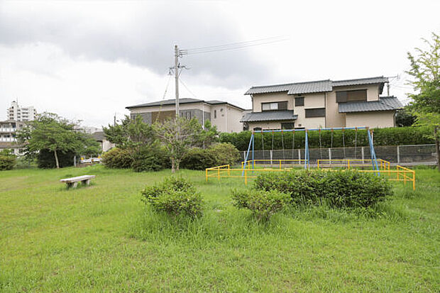 捨六町中公園(約76m)