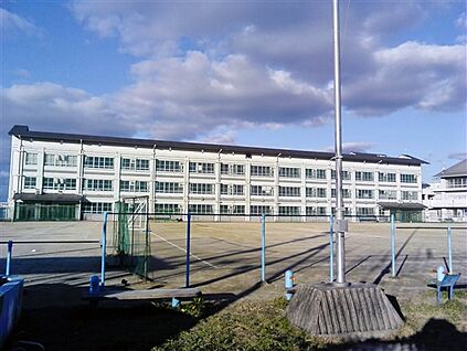 名古屋市立守山中学校 701m