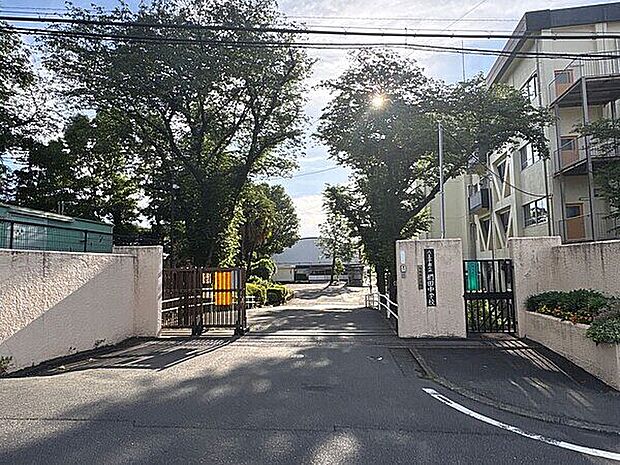 八王子市立椚田中学校（約994m）