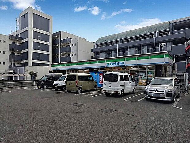 ファミリーマート 鶴見中央三丁目店（約722m）