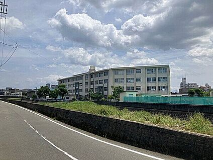 福岡市立室見小学校 297m