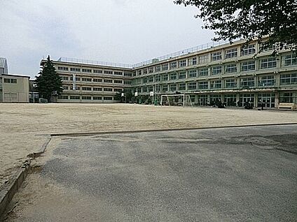 鎌ケ谷市立第二中学校 743m