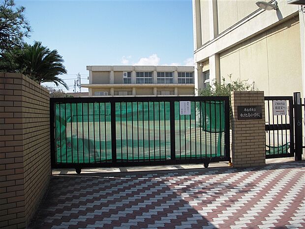 名古屋市立枇杷島小学校(約678m)