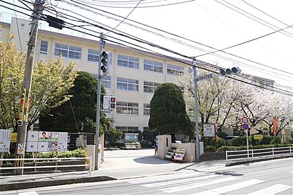 福岡市立高取小学校 299m