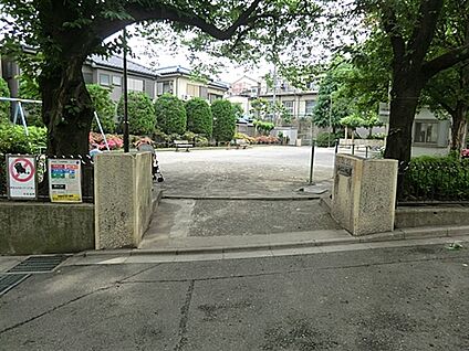 西が丘三ツ和公園 260m