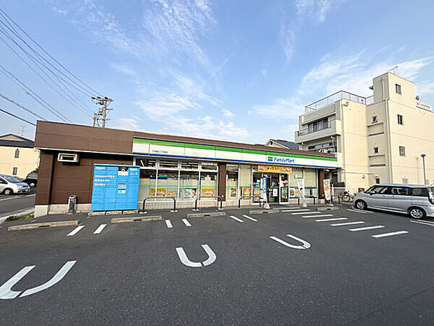 ファミリーマート江向町三丁目店(約344m)