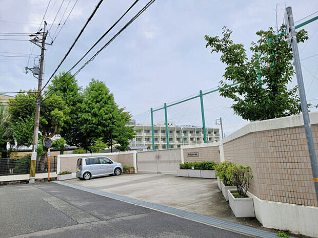 尼崎市立塚口中学校（約2,069m）