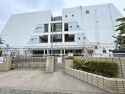 足立区立六月中学校 462m