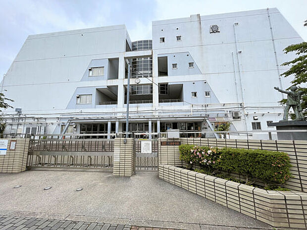 足立区立六月中学校(約462m)