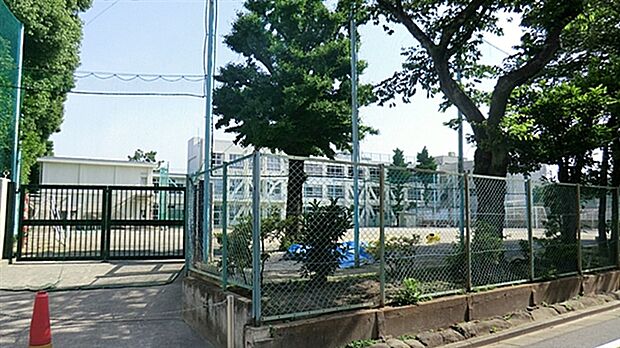 新宿区立牛込第一中学校(約562m)