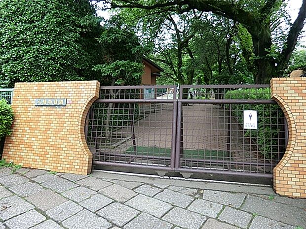 八幡幼稚園（約922m）