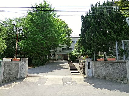 川口市立鳩ヶ谷中学校 1063m