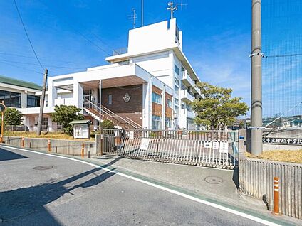 鎌倉市立腰越中学校 970m