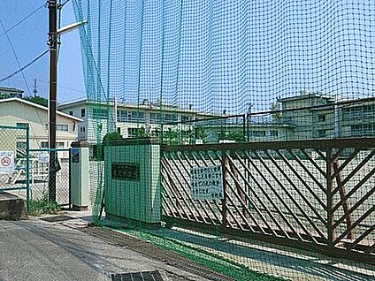 川崎市立長沢中学校 636m