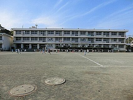 鎌倉市立腰越小学校 1054m