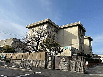 寝屋川市立友呂岐中学校 772m