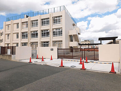 大阪市立東淀中学校 452m